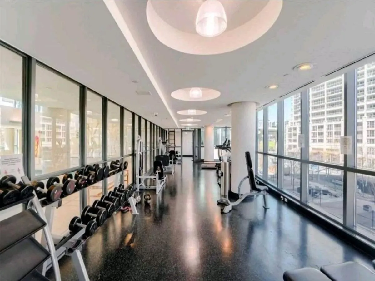 Cn Tower View With Free Parking, Pool, & Gym By Trains And Buses Apartment Toronto Canada