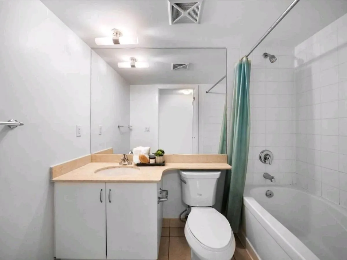 Cn Tower View With Free Parking, Pool, & Gym By Trains And Buses Apartment Toronto