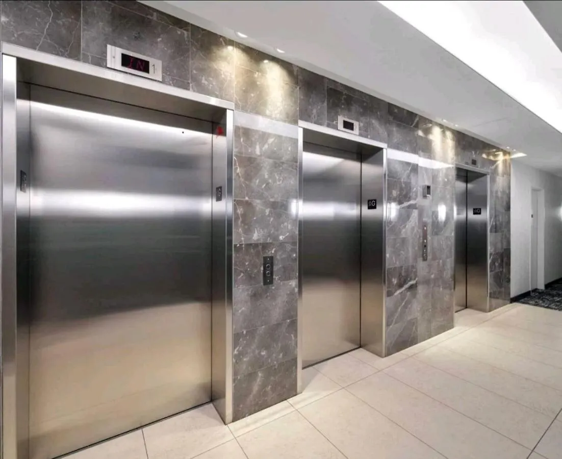 Cn Tower View With Free Parking, Pool, & Gym By Trains And Buses Apartment Toronto