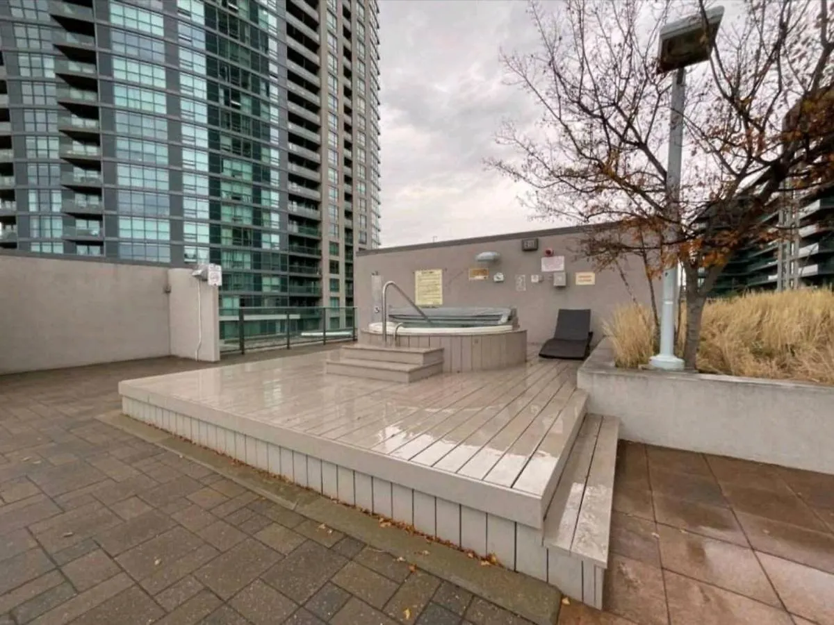 Cn Tower View With Free Parking, Pool, & Gym By Trains And Buses Apartment Toronto