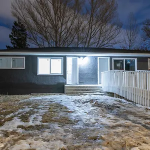 Centre Street 2Bed Upper Suite - 4408 , Calgary Canada