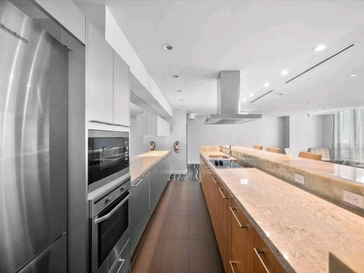Cn Tower View With Free Parking, Pool, & Gym By Trains And Buses Apartment Toronto