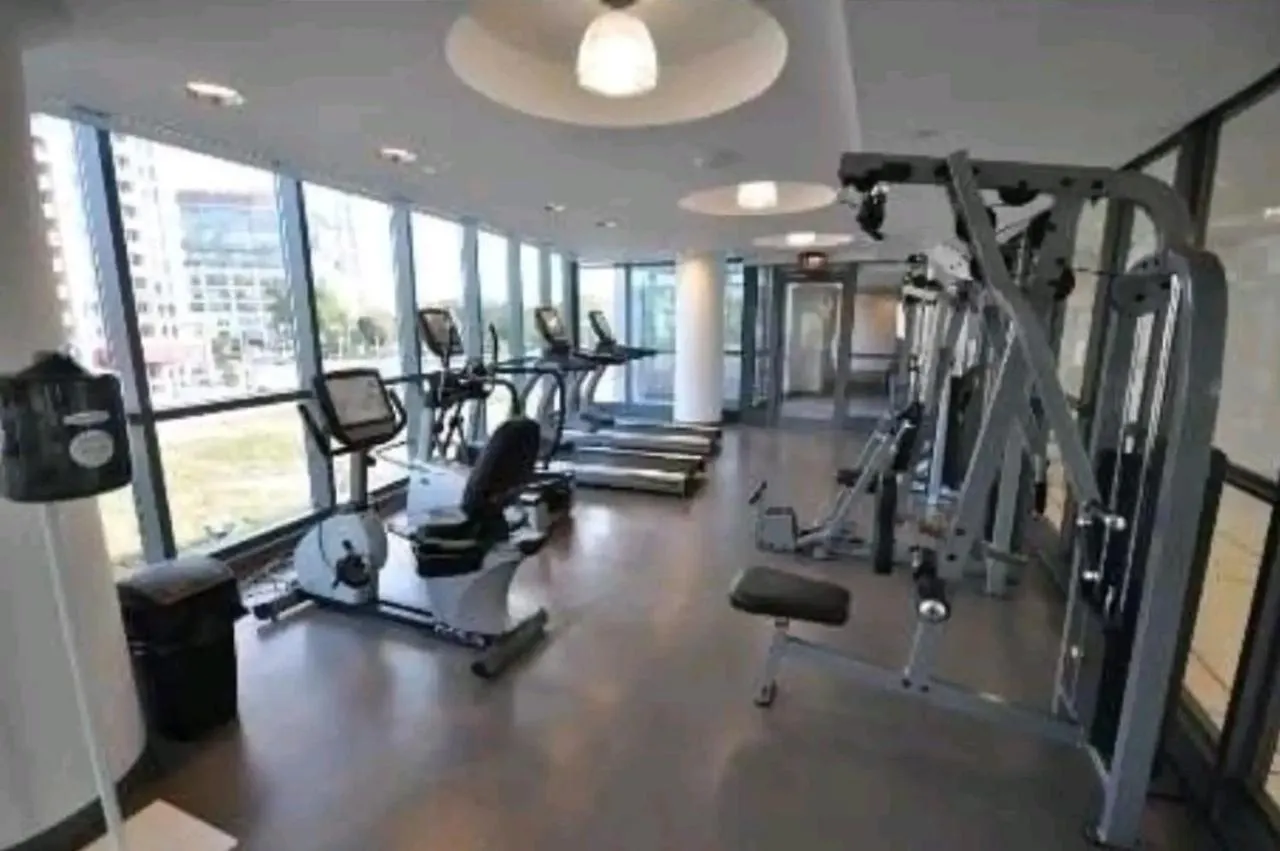Cn Tower View With Free Parking, Pool, & Gym By Trains And Buses Apartment Toronto Canada