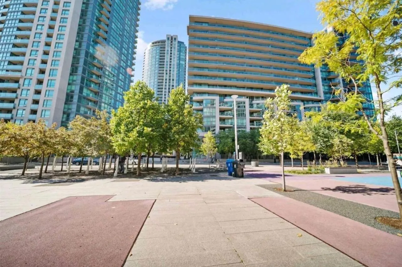 Cn Tower View With Free Parking, Pool, & Gym By Trains And Buses Apartment Toronto 0*,  Canada