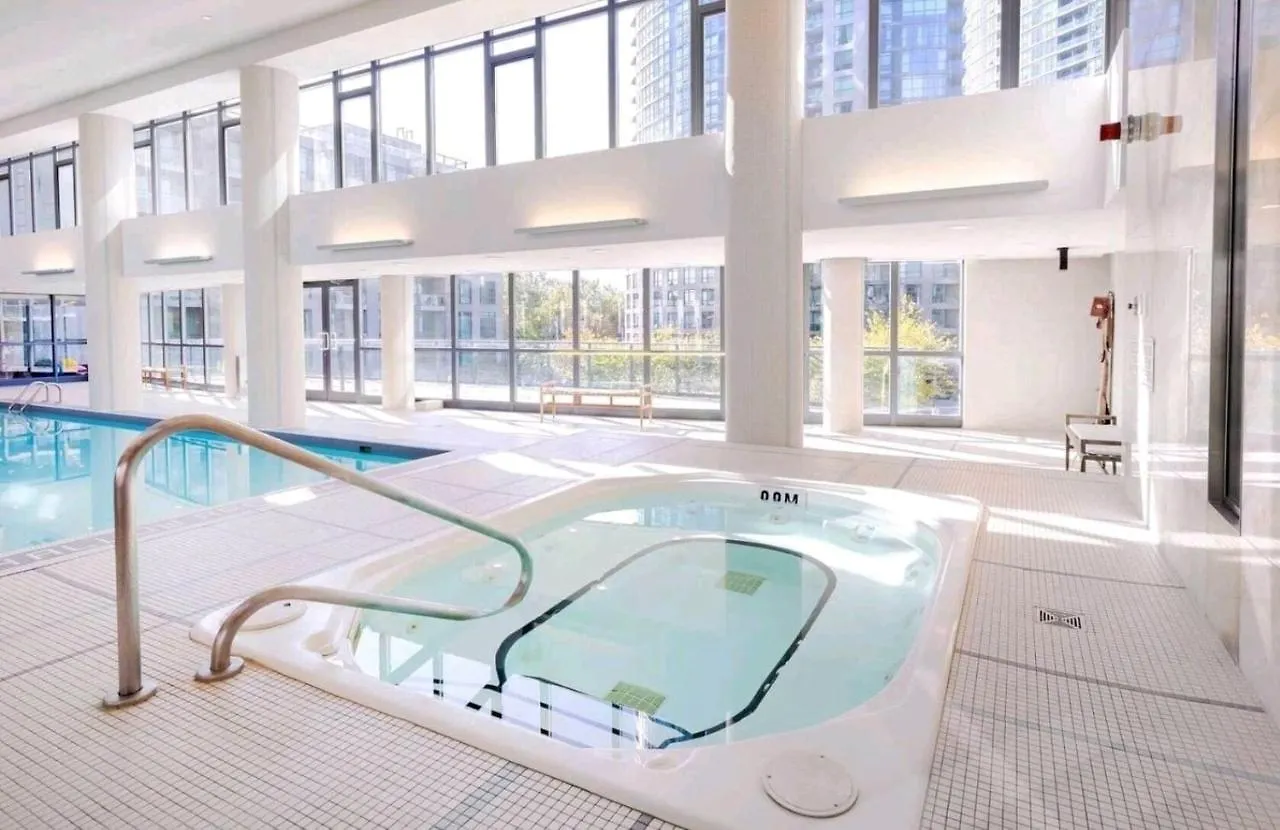 Cn Tower View With Free Parking, Pool, & Gym By Trains And Buses Apartment Toronto